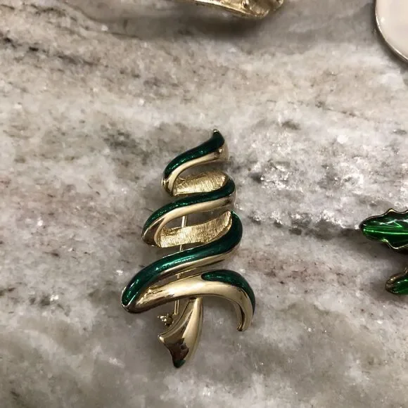 Christmas Pins Brooches lot of 4 Tree, Snowman, Candle, Bells - Picture 3 of 6